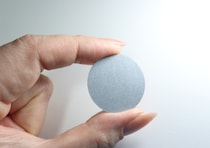 手持ちのアイテムをマグネット仕様にできる！貼るだけの100均便利グッズ