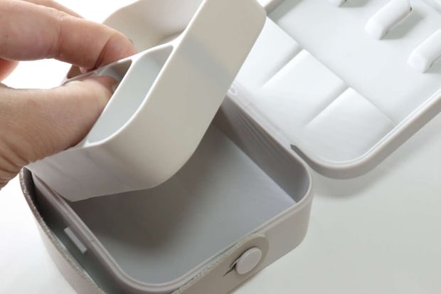 ダイソー アクセサリー収納ボックス 外せるタイプ ダイソーのアクセサリー収納ボックス 外せるタイプはトレーを取り外せる