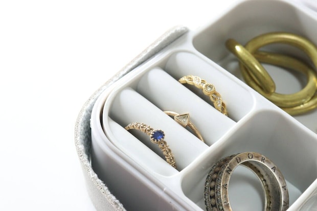 ダイソー アクセサリー収納ボックス 外せるタイプ ダイソーのアクセサリー収納ボックス 外せるタイプは指輪を3つ収納できる