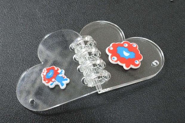 セリア バインダーアルバムキーホルダー ハート セリアのバインダーアルバムキーホルダー ハートにシールを貼る