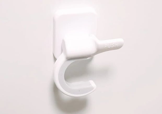 ダイソー　サッとかけられるモップキャッチ（マグネット）