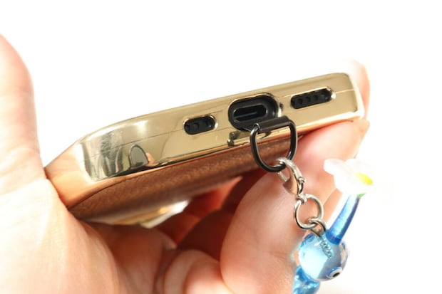 セリアのスマートフォンストラップホルダー ステンレス 1Pの使用例