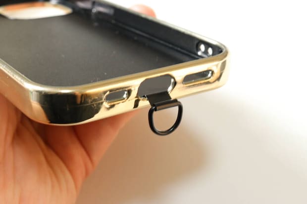 セリアのスマートフォンストラップホルダー ステンレス 1Pの装着後