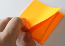 100均で何気なく買ったらスゴかった！「糊ついてないのに…」「裏面まで使えるの？」