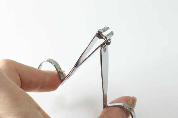 ハサミ型ネイルクリッパー　使用方法