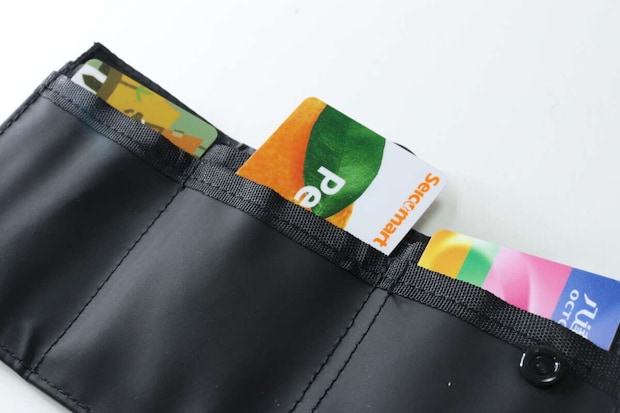 ダイソーの三つ折り財布にカードを入れる