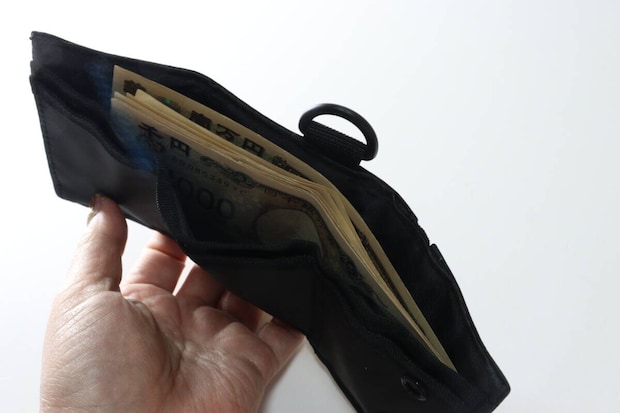 ダイソーの三つ折り財布にお札を入れる