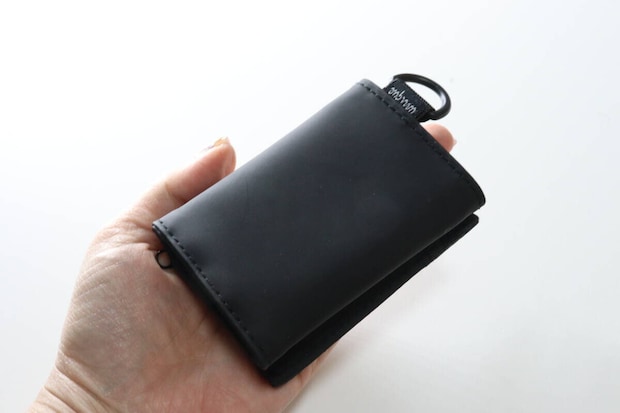 ダイソーの手のひらサイズの三つ折り財布