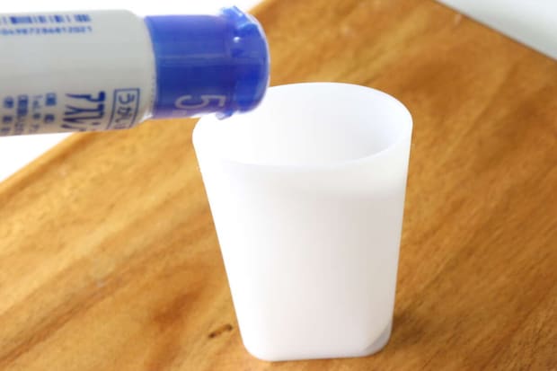 ダイソーの携帯しやすいスリムコップは自立する