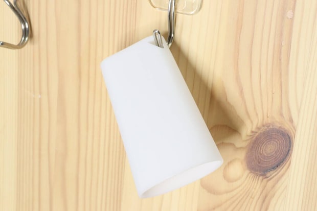 ダイソーの携帯しやすいスリムコップはフック穴付きで乾燥させやすい