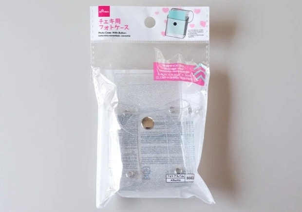 ダイソーのチェキ用フォトケース ボタン付のパッケージ