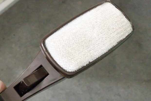 ダイソー　回転式ほこり取り ブラウン　使用例　玄関タイル