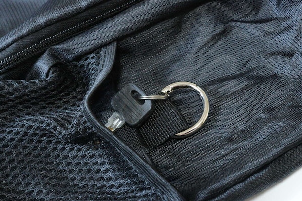 ダイソー コンパクト折りたたみリュック ダイソーのコンパクト折りたたみリュックに鍵を付ける