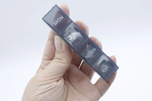 ダイソー　7DAYSピルケース（英字、グレー）　使用例　1日分