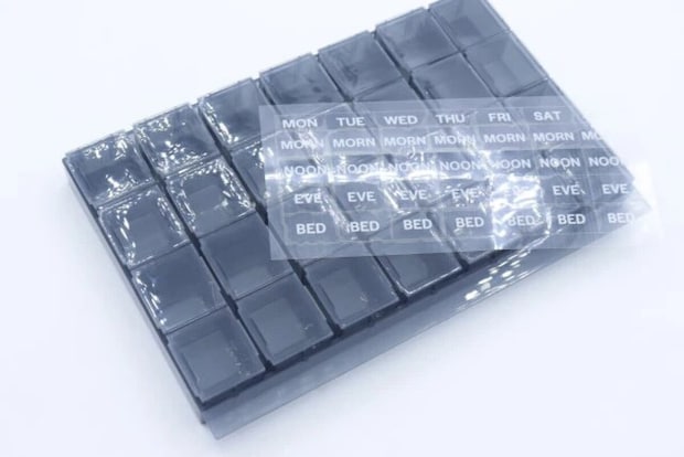 ダイソー　7DAYSピルケース（英字、グレー）