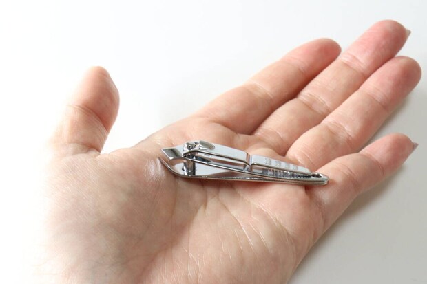 ダイソーの爪切り（E）を手のひらに乗せる