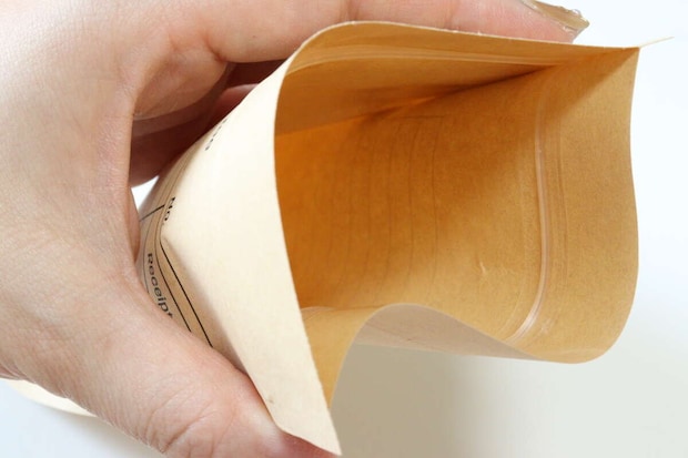 ダイソーの月謝袋 ジッパータイプはのり不要で封ができる