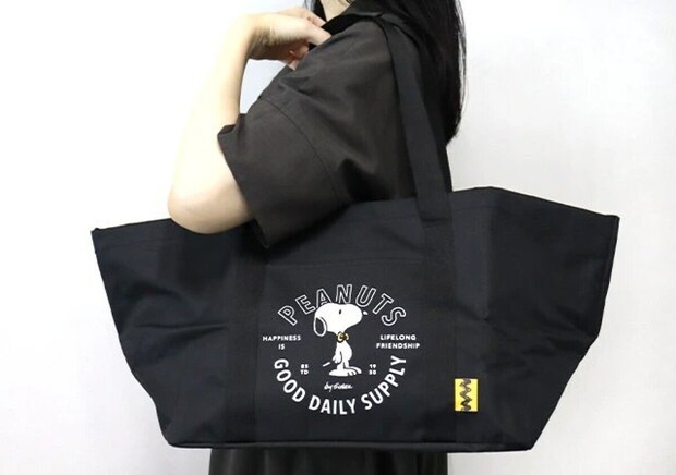SNOOPY めっちゃBIG！！レジカゴサイズトートバッグ BOOK着用例