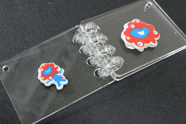 バインダーアルバムキーホルダー　シール貼り付け