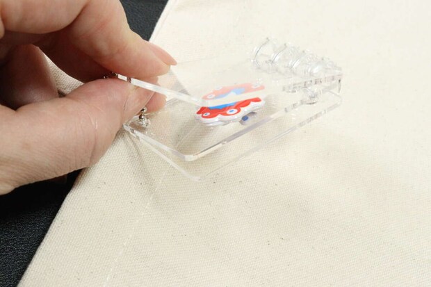 バインダーアルバムキーホルダー　めくれない