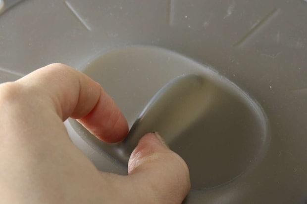 ダイソー エア弁付シリコーン蓋(23cm) ダイソーのエア弁付シリコーン蓋(23cm)の持ち手