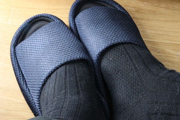 中敷低反発スリッパ(ブルー) 着用 中敷低反発スリッパ(ブルー) 着用