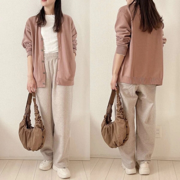 ユニクロスウェットワイドパンツベージュ着回しピンクコーデ