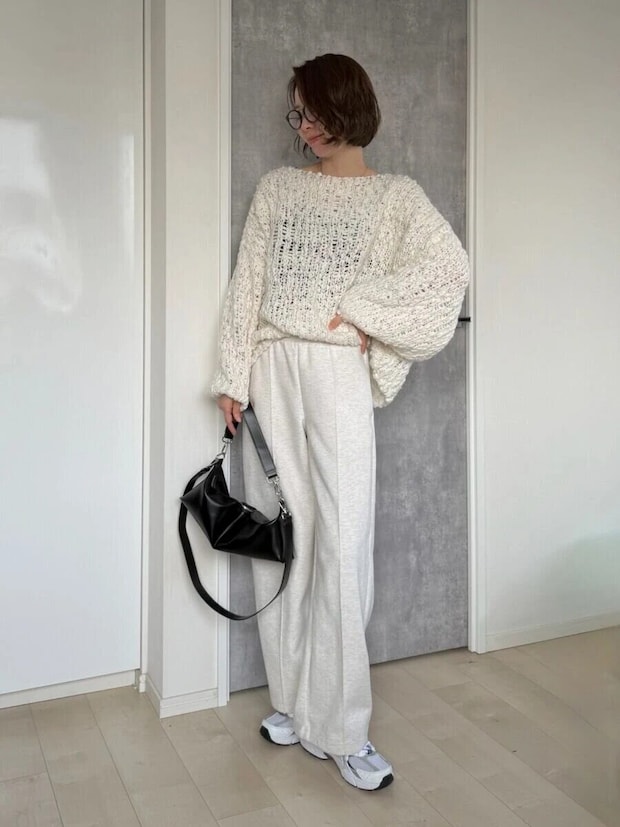 スウェットストレートパンツナチュラル着回しワントーンコーデ