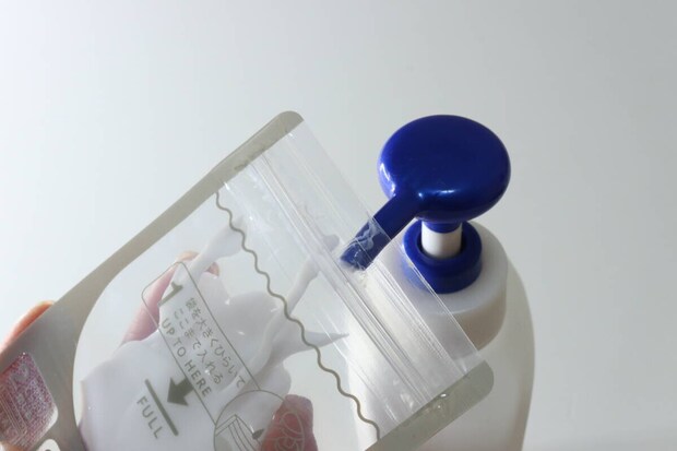 ダイソーの使い切りできる詰め替えパウチに詰め替える様子