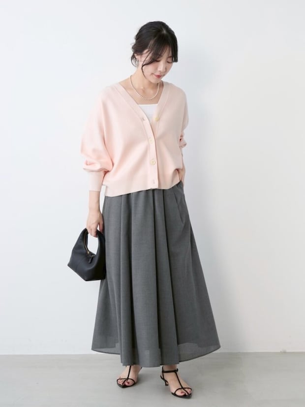 2026春大人女性おすすめピンクニットフェミニンコーデ