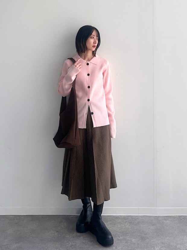 2026春大人女性おすすめピンクニットポロ襟カーディガンコーデ