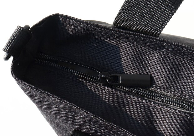 宝島社雑誌付録のオトナミューズ4月号のColeman（コールマン）着脱可能なショルダーストラップ付きミニトート3