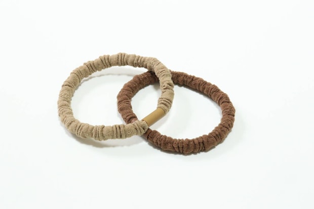 セリアのくしゅくしゅデザインのヘアゴムは茶系の2本セット