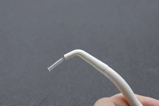 ダイソー　つけかえ歯間ブラシ（SSS、水色）　質感