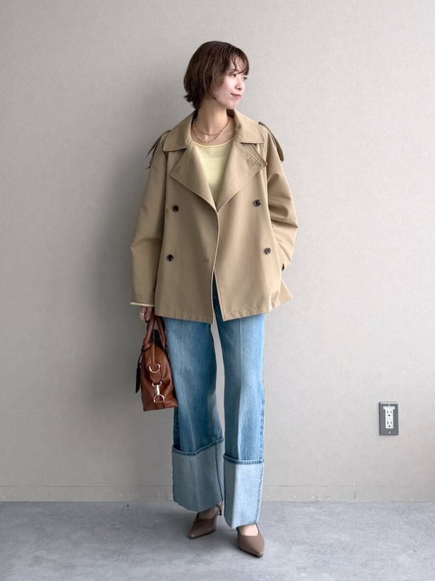 2026春大人女性おすすめベージュトレンチシアーニットデニムコーデ