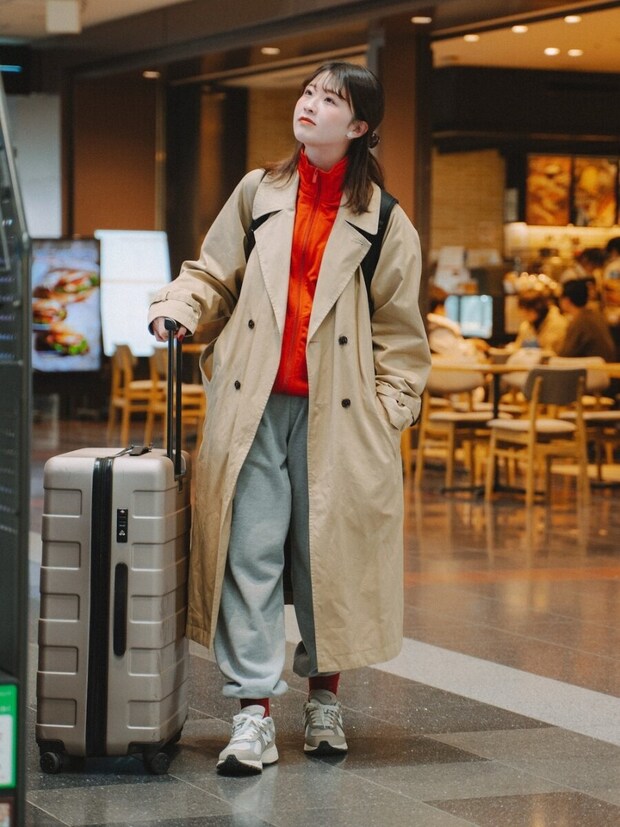 2026春大人女性おすすめベージュトレンチスポーツミックスコーデ