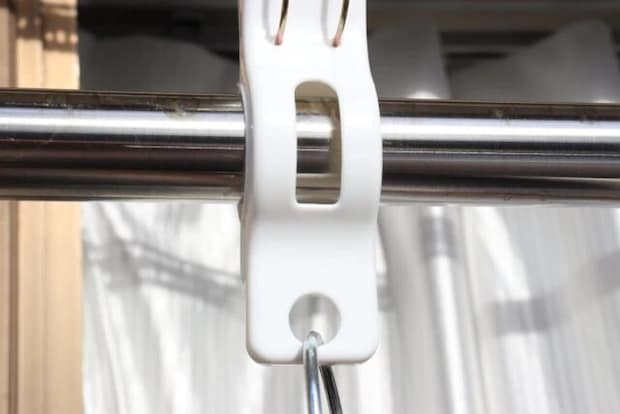 ダイソー　ハンガーも固定できる洗濯バサミ（3個）　使用例　フック穴