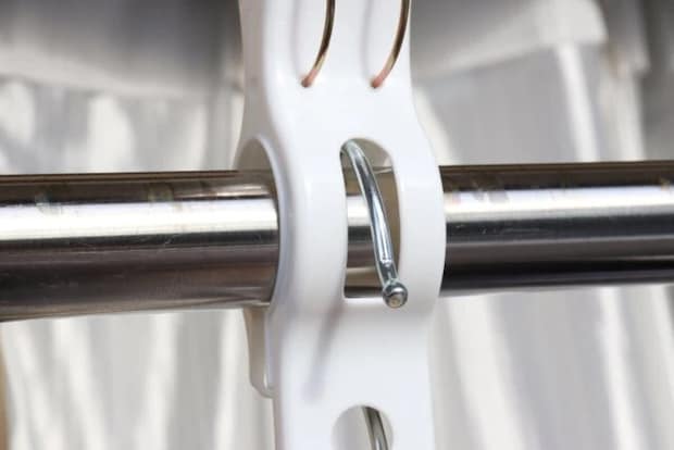 ダイソー　ハンガーも固定できる洗濯バサミ（3個）　使用例　固定