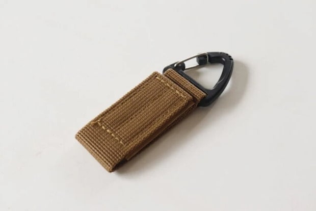 ダイソー　カラビナストラップ（三角カン面ファスナー）