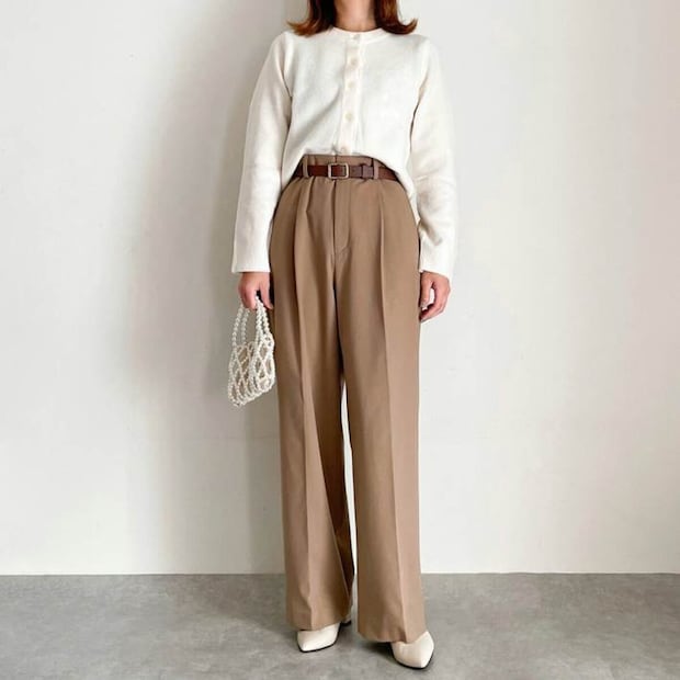 GUパフニットクルーネックカーディガンとベージュパンツコーデ