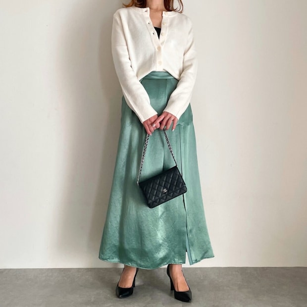 GUパフニットクルーネックカーディガンとサテンスカートコーデ