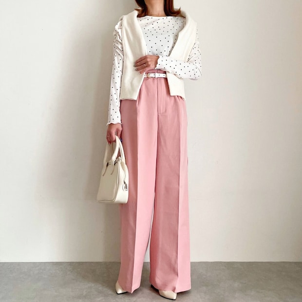 GUパフニットクルーネックカーディガンの肩がけスタイル