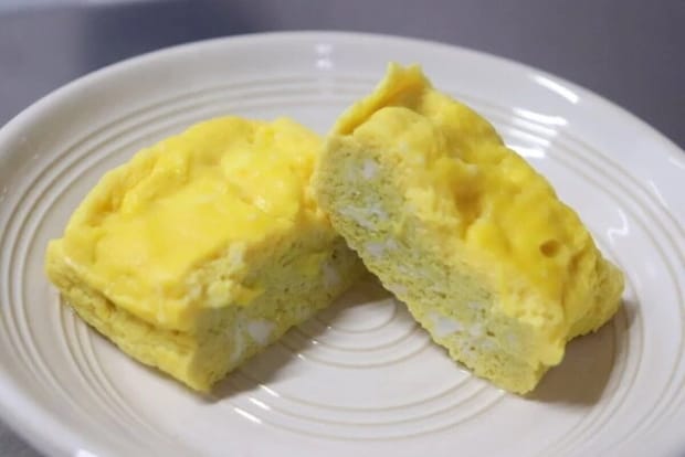 ダイソーのレンジで簡単だし巻きたまごで作っただし巻き卵