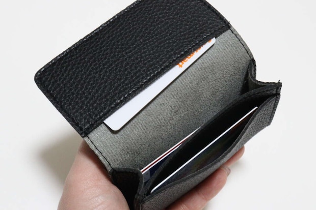 ダイソー レザー調マチ付き名刺ケース(ベーシック) ダイソーのレザー調マチ付き名刺ケース(ベーシック)にカードを入れる