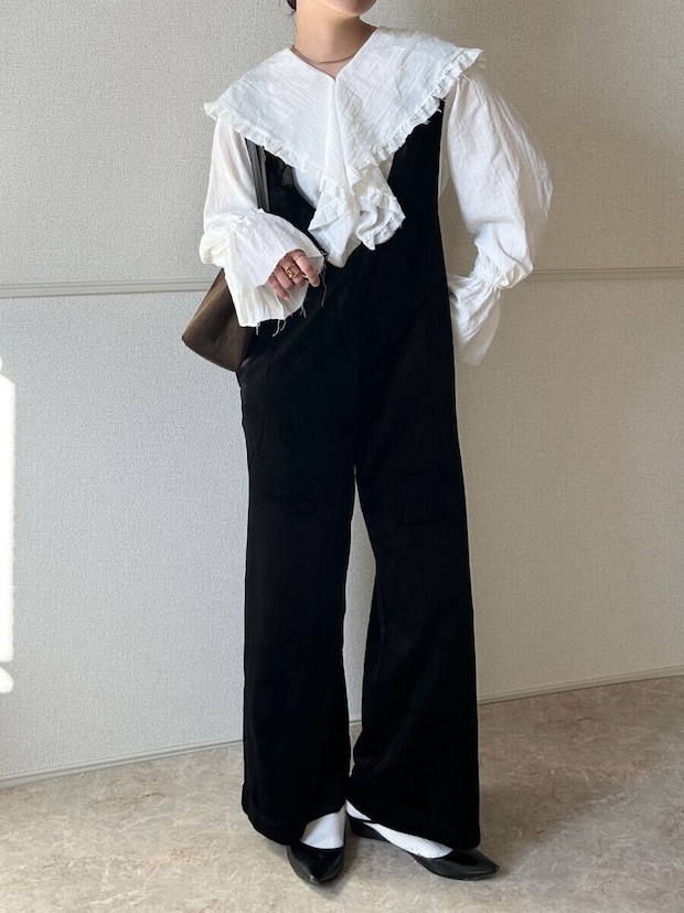 cocaベロアオールインワン cocaベロアオールインワンとフリルブラウスコーデ