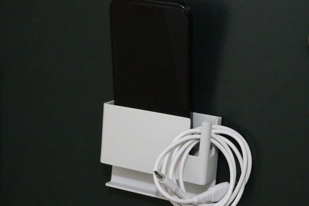 セリア ロッカー用スマホホルダー セリアのロッカー用スマホホルダーをドアに設置した様子