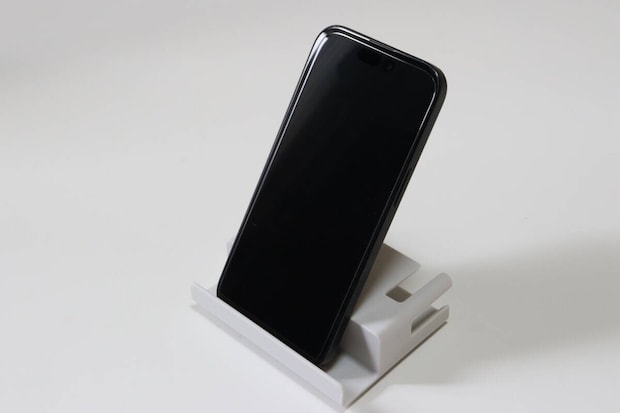 セリア ロッカー用スマホホルダー セリアのロッカー用スマホホルダーにスマホを立てかけた様子