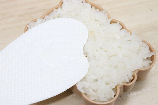 デコかわごはんdeハグくま ごはんを詰める デコかわごはんdeハグくま ごはんを詰める