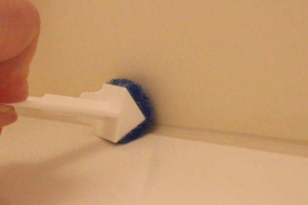 ダイソー 角の極み 3連L字スティック 防カビ剤入り ダイソーの角の極み 3連L字スティックはお風呂場の隅に生えたカビを掃除しやすい