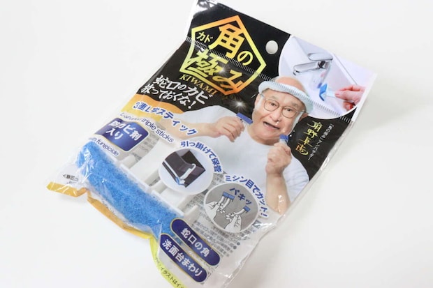 ダイソー 角の極み 3連L字スティック 防カビ剤入り ダイソーの角の極み 3連L字スティック 防カビ剤入りのアンバサダーの角野卓造のパッケージ